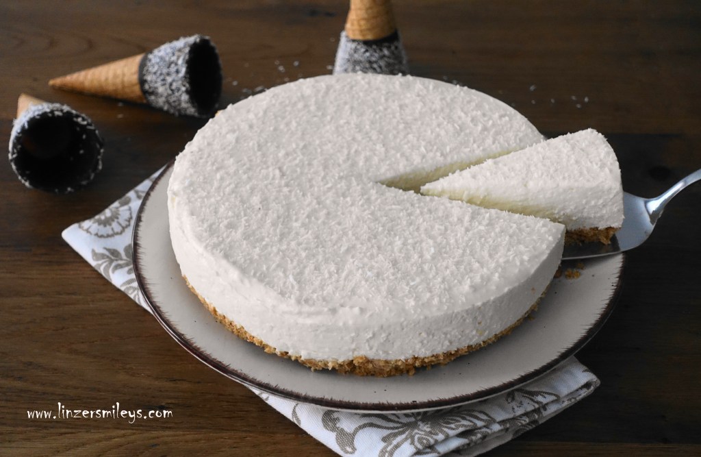 NoBake Cheesecake mit Kokos, Kühlschrankkuchen, ohne Backen, ohne Backofen, perfekt für heiße Sommertage, perfekt auch für graue Novembertage, Partyrezept, Trendtorte, Frischkäse, Resteverwertung, nachhaltig, cremig, zartschmelzend, mit Kokosraspeln, Daniela Terenzi #linzersmileys