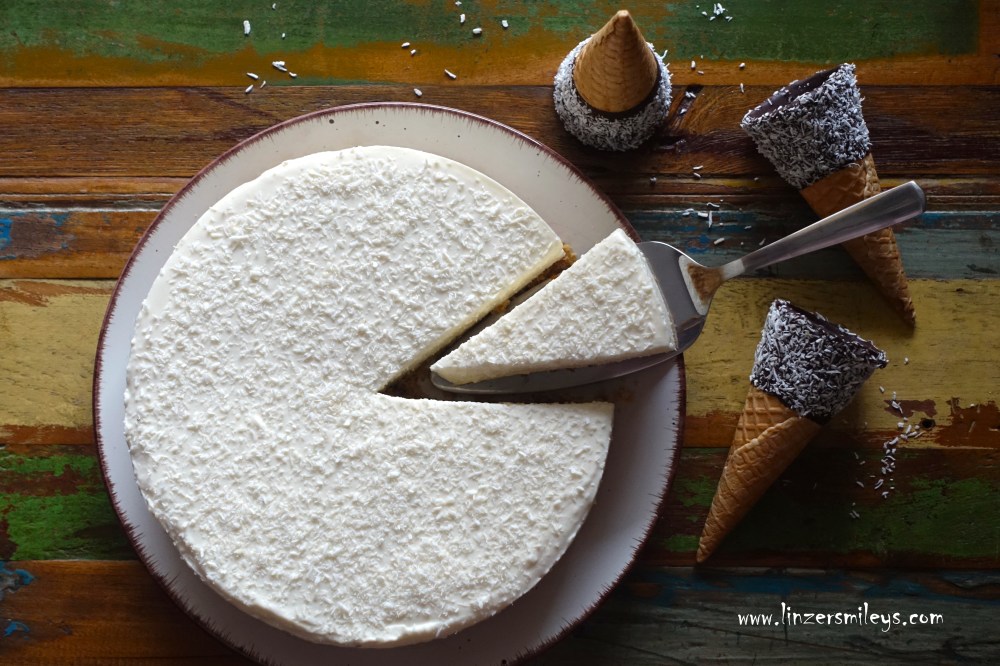 NoBake Cheesecake mit Kokos, Kühlschrankkuchen, ohne Backen, ohne Backofen, perfekt für heiße Sommertage, perfekt auch für graue Novembertage, Partyrezept, Trendtorte, Frischkäse, Resteverwertung, nachhaltig, cremig, zartschmelzend, mit Kokosraspeln, Daniela Terenzi #linzersmileys