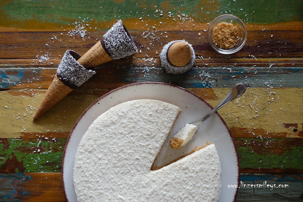 NoBake Cheesecake mit Kokos, Kühlschrankkuchen, ohne Backen, ohne Backofen, perfekt für heiße Sommertage, perfekt auch für graue Novembertage, Partyrezept, Trendtorte, Frischkäse, Resteverwertung, nachhaltig, cremig, zartschmelzend, mit Kokosraspeln, Daniela Terenzi #linzersmileys