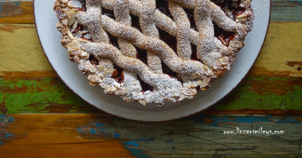 Linzer Tarte, Linzer Torte, Spezialität aus Linz, Tradition, backen wie früher, Mürbteig, Zimt, Zitrone, Gewürznelke, mit Mandeln und Haselnüssen, vegetarisch, Ribisel, Rote Johannisbeere, weihnachtlich, Linz, Oberösterreich, Rezept von Daniela Terenzi, Food Bloggerin, Food Blog #linzersmileys