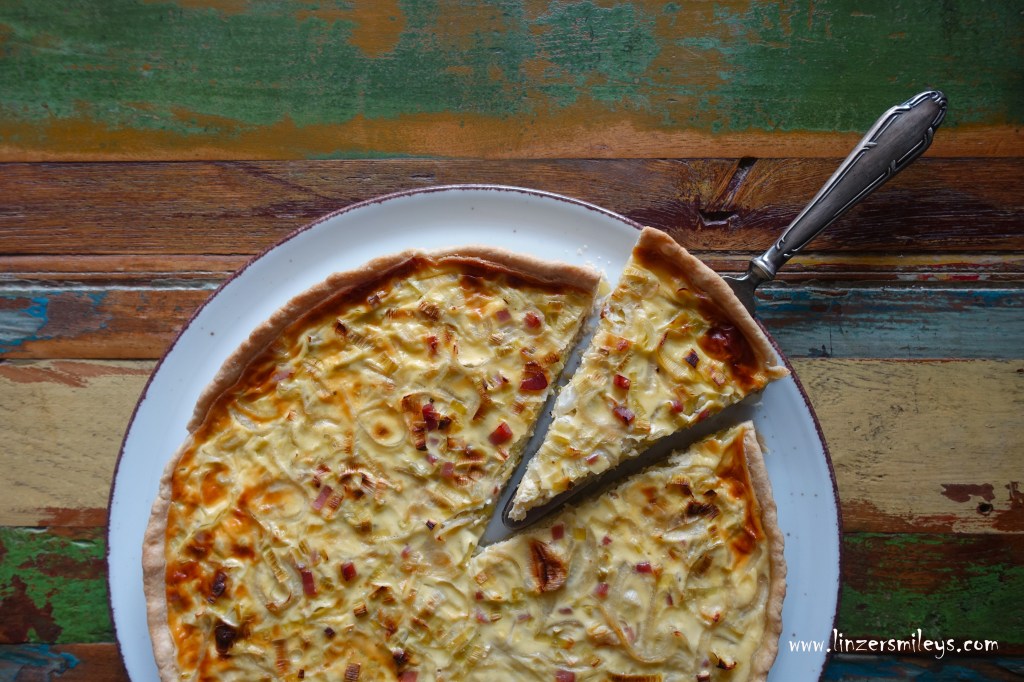 Quiche Lorraine mit Südtiroler Kräuterspeck, französisch inspiriert, Mürbteig ohne Ei, Pâte brisée, Pasta frolla salata senza uova, torta salata, Mürbeteig, ohne Küchenmaschine, Handarbeit, Resteverwertung, nachhaltig backen, mit Zwiebeln und Lauch, köstlich, Rezept von Daniela Terenzi #linzersmileys