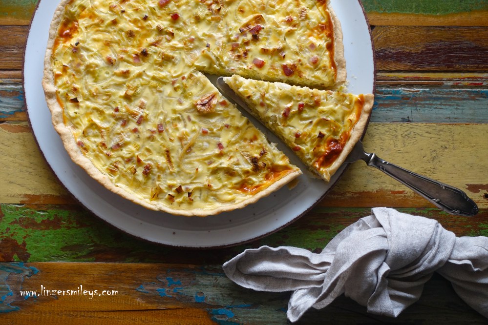 Quiche Lorraine mit Südtiroler Kräuterspeck, französisch inspiriert, Mürbteig ohne Ei, Pâte brisée, Pasta frolla salata senza uova, torta salata, Mürbeteig, ohne Küchenmaschine, Handarbeit, Resteverwertung, nachhaltig backen, mit Zwiebeln und Lauch, köstlich, Rezept von Daniela Terenzi #linzersmileys