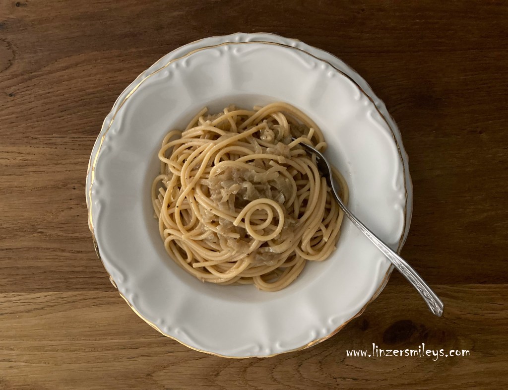 Bìgoi in salsa, Bigoli in salsa, Nudeln in einer Soße aus gebratenen Zwiebeln und Sardellen, Spezialität aus dem Veneto, Venetien, Venedig, Venezia, specialità veneziana, Arme-Leute-Essen, Fastenzeit, Daniela Terenzi, #linzersmileys