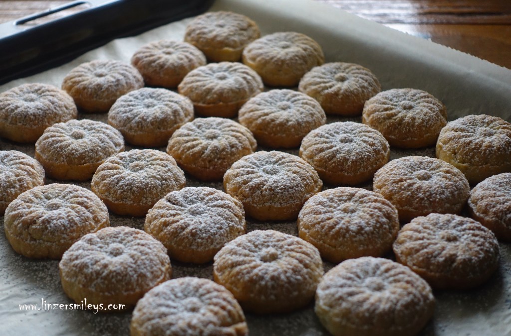 Gefüllte Linzer Stempelkekse, Rezept von Daniela Terenzi vom Food Blog #linzersmileys Mürbteigkekse, Mürbeteig ohne Ei, weihnachtlich, Plätzchen, Cookies, neue Kekskreation, vegetarisch, köstlich, lecker, nachhaltig, Resteverwertung, mit Keksresten, Kuchenbrösel verwerten, aus Resten nur das Beste! Reste kreativ verwerten, besser verwenden als verschwenden
