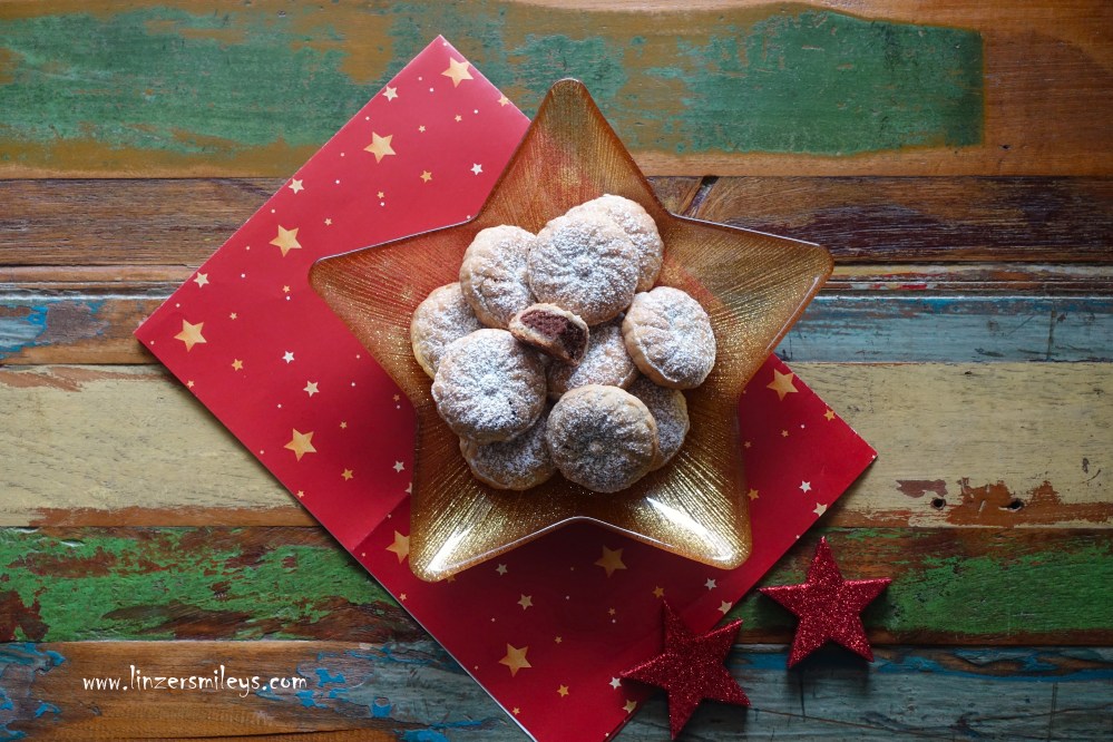Gefüllte Linzer Stempelkekse, Rezept von Daniela Terenzi vom Food Blog #linzersmileys Mürbteigkekse, Mürbeteig ohne Ei, weihnachtlich, Plätzchen, Cookies, neue Kekskreation, vegetarisch, köstlich, lecker, nachhaltig, Resteverwertung, mit Keksresten, Kuchenbrösel verwerten, aus Resten nur das Beste! Reste kreativ verwerten, besser verwenden als verschwenden