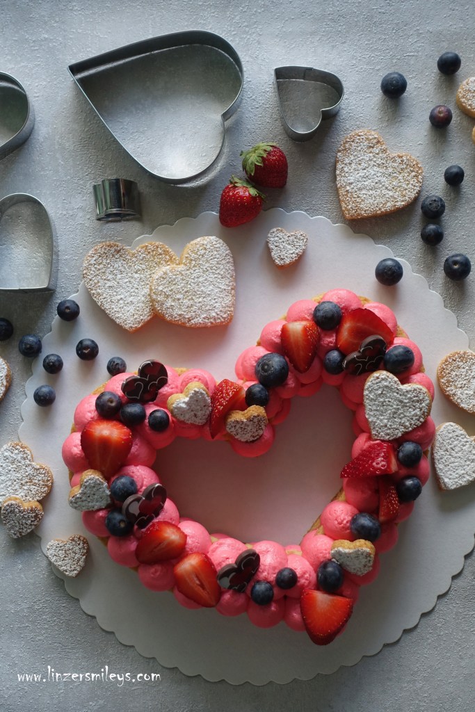 Herztarte, Mürbteigboden in Herzform, Mandelmürbteig, Mürbeteig, von Hand geknetet, DIY, Valentinstag, San Valentino, Valentine, mit Liebe gemacht, mit frischen Beeren, Pralinen, herzförmige Kekse, Cremefüllung, Mascarpone, Frischkäsetopping, vegetarisch, mit Obst dekoriert, Vorlage zum Ausdrucken, Kuchentrend, Rezept von Daniela Terenzi, Food Blog #linzersmileys