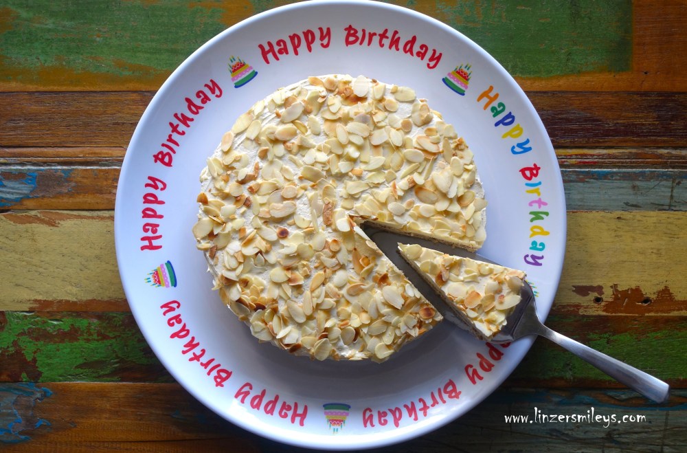 Mandeltårta, Schwedische Mandeltorte mit Vanillecreme, mit Pudding und Butter, Resteverwertung, nachhaltig, übriggebliebenes Eiweiß, Eiklar, Eiweißverwertung, clever, lecker, köstlich, mit Mandeln, Mandelbaiser, vegetarisch, backen, Geburtstag, Bloggeburtstag von #linzersmileys Daniela Terenzi