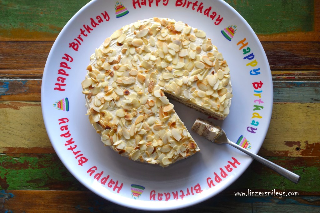 Mandeltårta, Schwedische Mandeltorte mit Vanillecreme, mit Pudding und Butter, Resteverwertung, nachhaltig, übriggebliebenes Eiweiß, Eiklar, Eiweißverwertung, clever, lecker, köstlich, mit Mandeln, Mandelbaiser, vegetarisch, backen, Geburtstag, Bloggeburtstag von #linzersmileys Daniela Terenzi