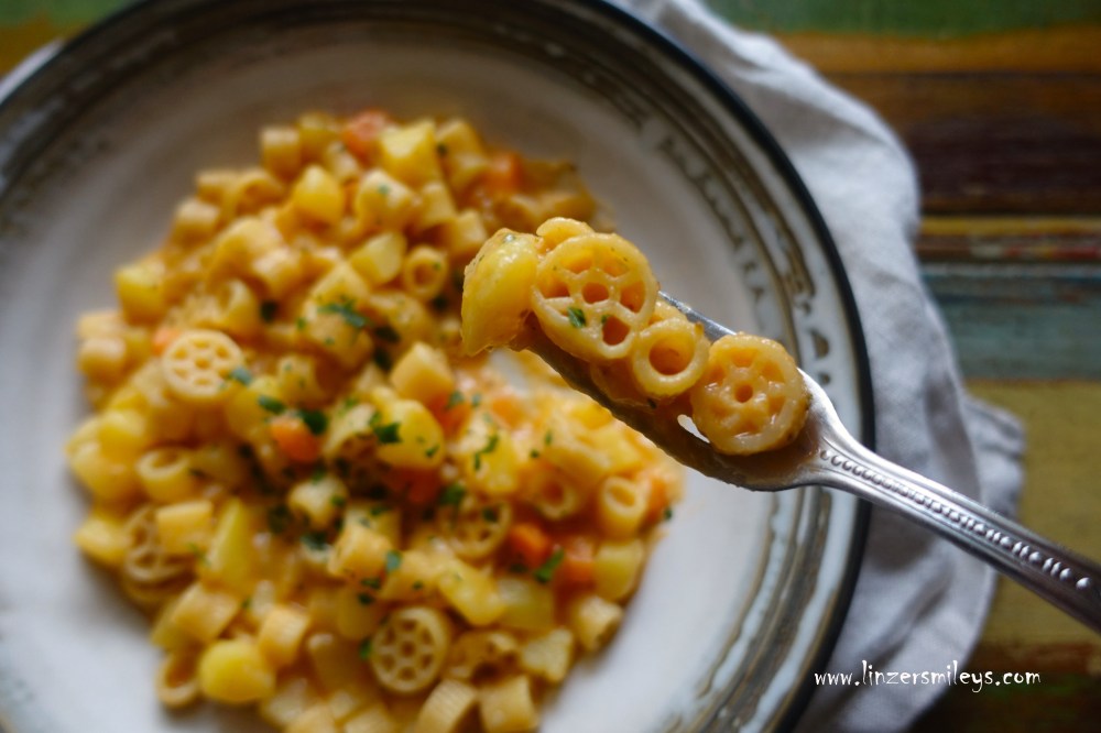 One Pot Pasta alla napoletana, Pasta e patate alla napoletana, aus Neapel, Napoli, italienisch kochen, Nudeln aus nur einem Topf, Pasta mista, Pasta avanzata, Resteverwertung, nachhaltig, Nudelreste verwerten, einfach, bodenständig, Arme-Leute-Küche, vegetarisch, mit Käse, Provola fresca, EasyCooking, kochen mit Daniela Terenzi, Food Blog #linzersmileys