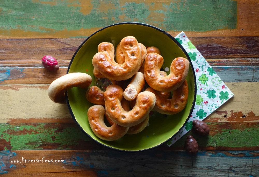 Süße Hufeisen mit Mandelfülle, Nussbeugerl, Nusskipferl, Mandelhörnchen, Mandeln, Marzipan, Bittermandelaroma, Marzipanaroma, Glücksbringer für Neujahr, Silvester, Capodanno, DIY, zum Vernaschen, mit Liebe gemacht,  Prosit 2026! Daniela Terenzi vom Food Blog #linzersmileys