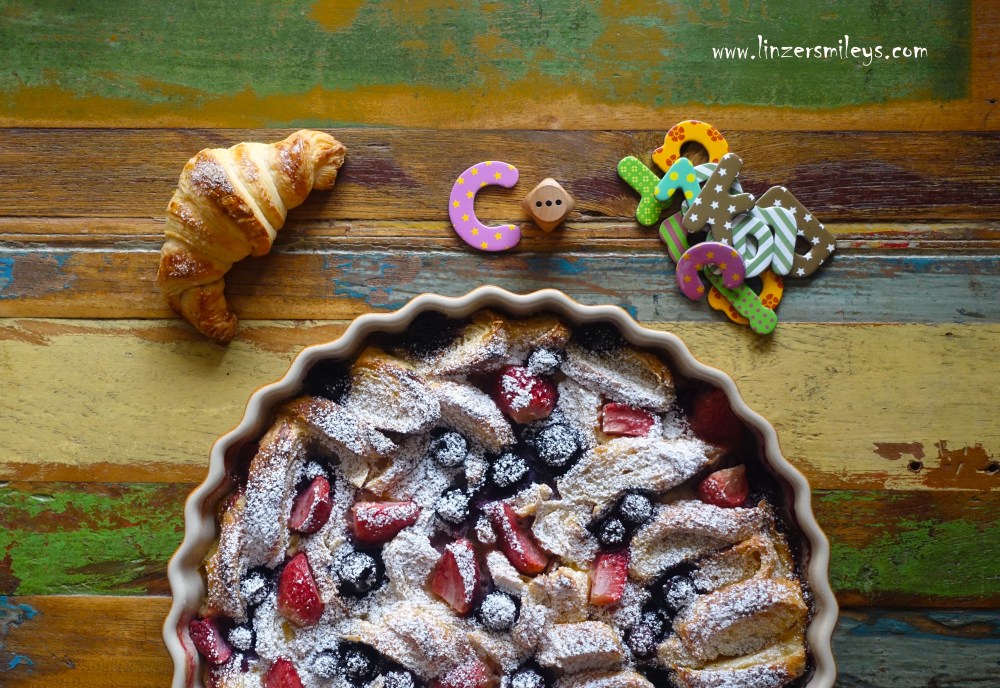 Croissant-Auflauf, Resteverwertung, nachhaltig, altbackene Croissants, Kipferl, Hörnchen, Milchbrot, Brioche, köstlich verwerten, mit Beeren, Vanillesoße, warme Mehlspeise, Resteküche, restlos genießen, Beitrag für ein Würfelspiel, Daniela Terenzi, Food Blog #linzersmileys