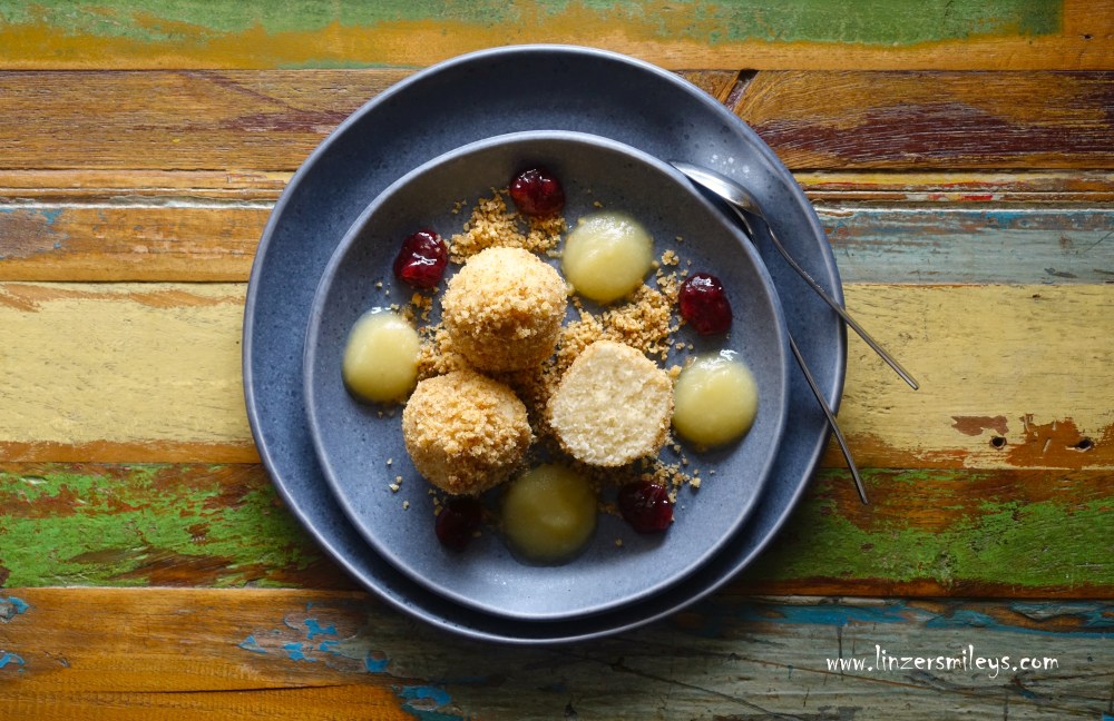Grießknödel mit Fruchtklecksen, süße Knödel, warme Mehlspeise, süßes Hauptgericht, kulinarische Zeitreise, essen wie früher, österreichische Küche, Soulfood, Wohlfühlgericht, Mehlspeisküche, sweet dumplings, mit DIY Apfelmus, Erdbeerkleckse, rosa Apfelmus, Rezept von Daniela Terenzi #linzersmileys