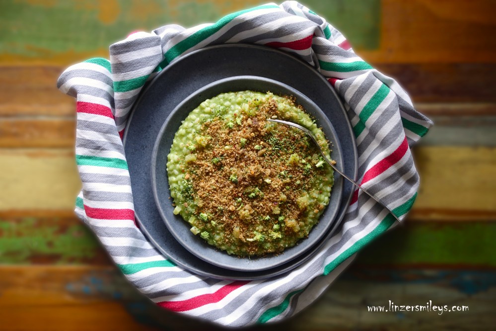 Risotto in Grün mit Broccoli und würzigen Semmelbröseln, mit Sardellen, Chili und Knoblauch, peperoncino, grünes Gemüse, italienisch kochen, Reisgericht, Gründonnerstag, Risotto cremoso con broccoli e pangrattato, crema di broccoli, Parmesan der armen Leute, Resteverwertung, nachhaltig, restlos genießen, cucinare in VERDE,   Buona Pasqua, Happy Easter, Frohe Ostern, Daniela Terenzi #linzersmileys