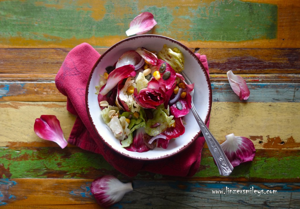 Rosa di Gorizia, Radicchio, Friuli-Venezia Giulia, Friaul-Julisch Venetien, Rose von Görz, Winterradicchio, Salat, Wintergemüse, essbare Blume, wunderschön, köstlich, knackig, fein-bitter, mit Aceto balsamico, Balsamico-Essig aus Modena, vegan, mit Protein-Mix, rote Zwiebel, Mais, Hülsenfrüchte, Daniela Terenzi #linzersmileys
