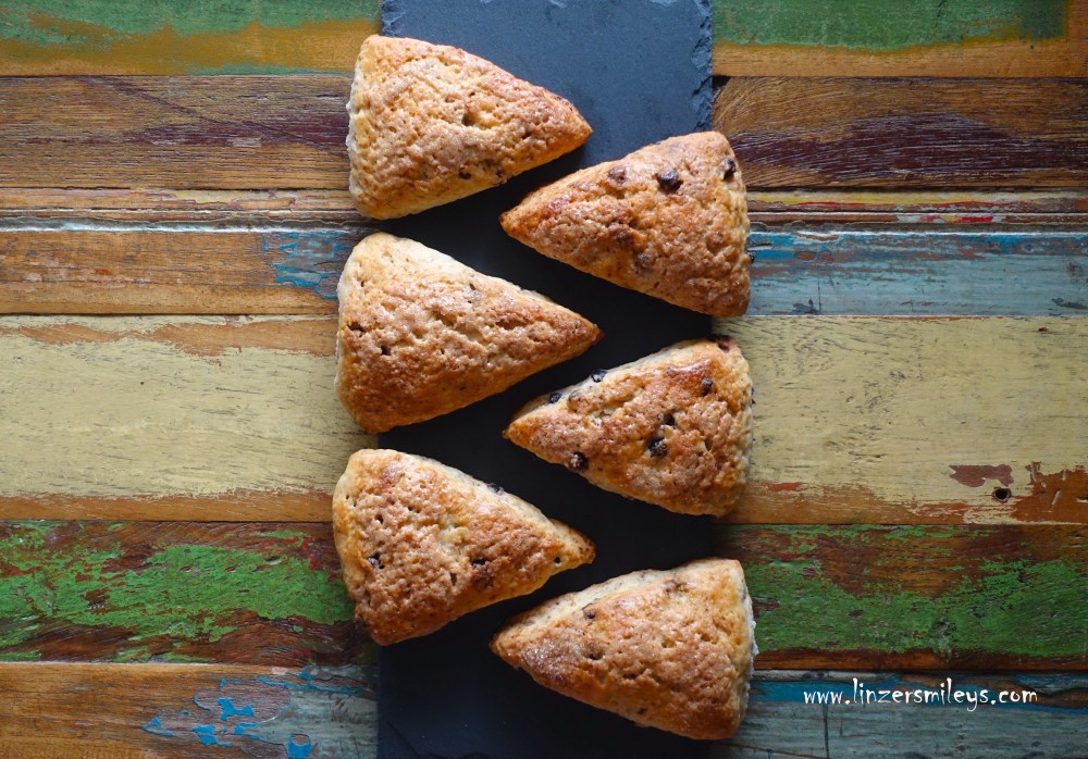 Sauerteigscones, Scones mit Sauerteigresten, nachhaltig, Resteverwertung, besser verwenden statt verschwenden, köstlich verwerten, mit gefriergetrockneten Heidelbeeren, Blaubeeren, blueberries, sourdough discard, nicht frisch gefütterter Sauerteig, reifer Sauerteigüberschuss, aromatisch #linzersmileys