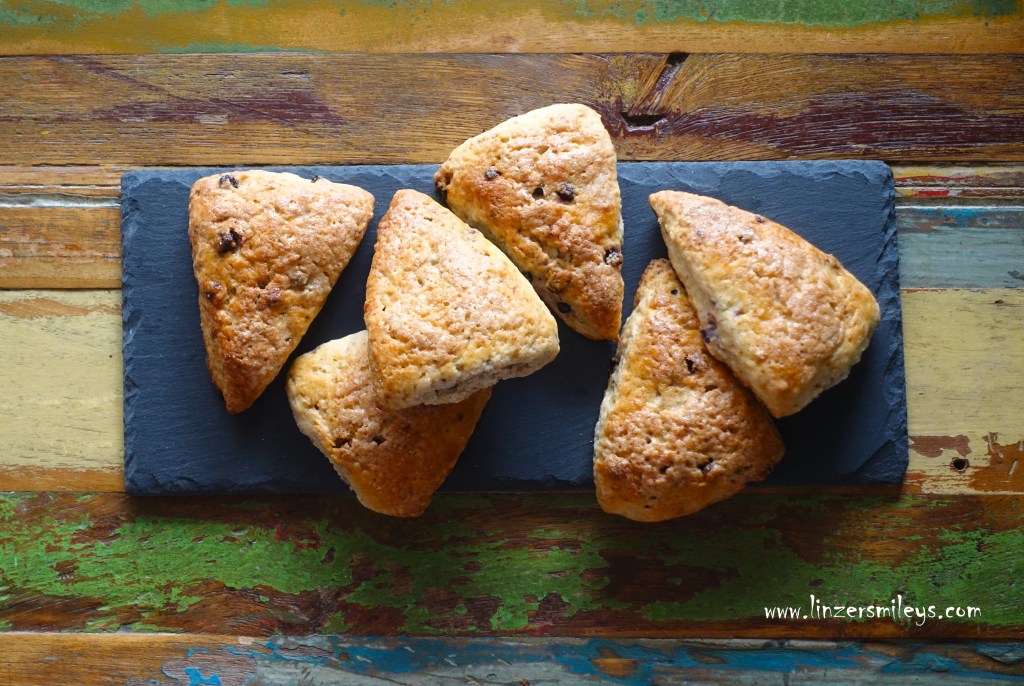 Sauerteigscones, Scones mit Sauerteigresten, nachhaltig, Resteverwertung, besser verwenden statt verschwenden, köstlich verwerten, mit gefriergetrockneten Heidelbeeren, Blaubeeren, blueberries, sourdough discard, nicht frisch gefütterter Sauerteig, reifer Sauerteigüberschuss, aromatisch #linzersmileys