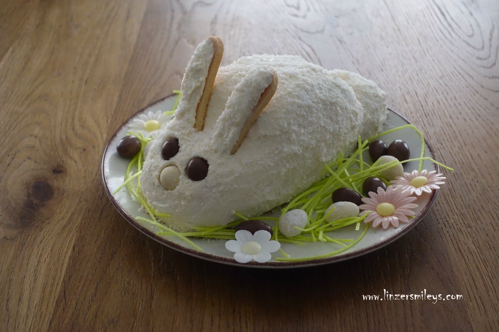 Bunny Cake, Hasentorte, Kuchen in Hasenform, mit Frischkäse und Kokos, kreativ, köstlich, in einer Springform gebacken, vegetarisch, für Ostern, Happy Easter, Osterhase, per Pasqua, originell, einfach, Geschenkidee, Mitbringsel, für Kinder, Party-Kuchen, Rezept von Daniela Terenzi #linzersmileys