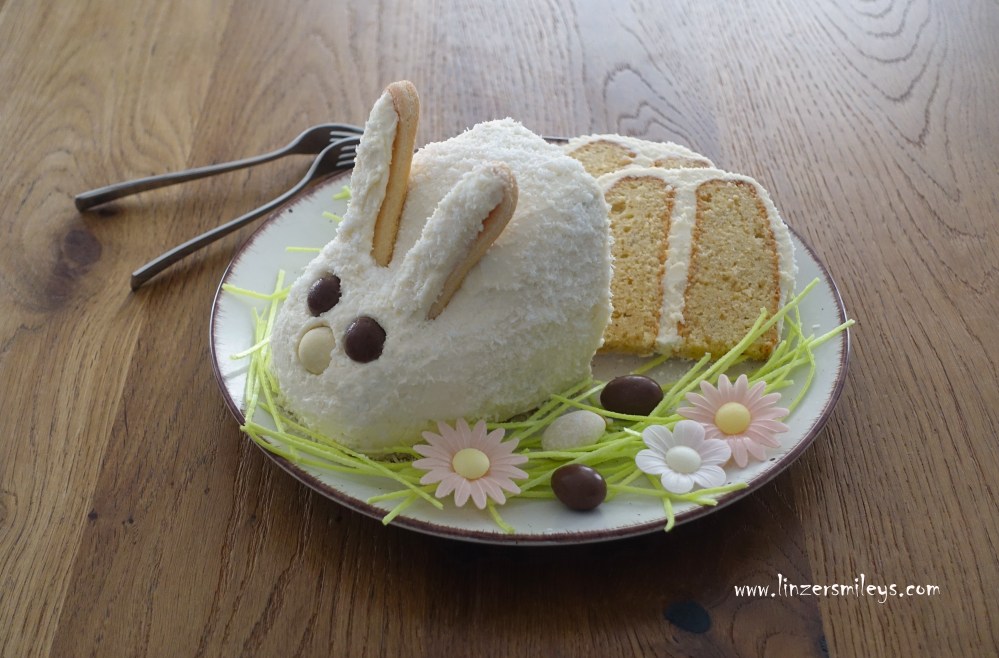 Bunny Cake, Hasentorte, Kuchen in Hasenform, mit Frischkäse und Kokos, kreativ, köstlich, in einer Springform gebacken, vegetarisch, für Ostern, Happy Easter, Osterhase, per Pasqua, originell, einfach, Geschenkidee, Mitbringsel, für Kinder, Party-Kuchen, Rezept von Daniela Terenzi #linzersmileys