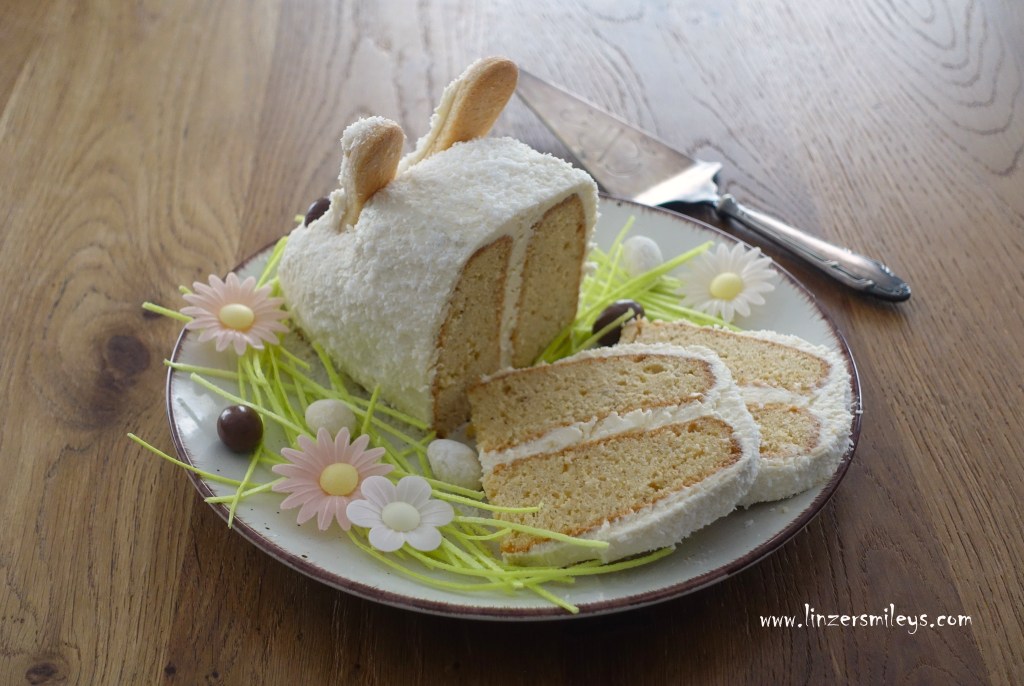 Bunny Cake, Hasentorte, Kuchen in Hasenform, mit Frischkäse und Kokos, kreativ, köstlich, in einer Springform gebacken, vegetarisch, für Ostern, Happy Easter, Osterhase, per Pasqua, originell, einfach, Geschenkidee, Mitbringsel, für Kinder, Party-Kuchen, Rezept von Daniela Terenzi #linzersmileys
