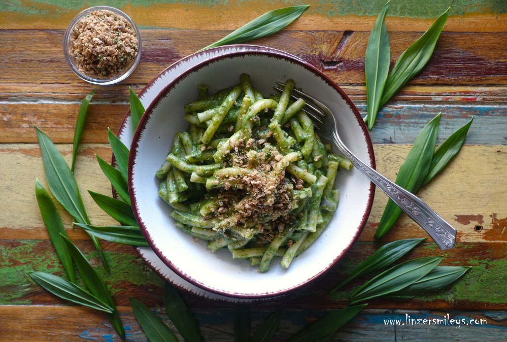 Mac and Cheese in Green, in Grün, Maccaroni and Cheese, Mac'n'Cheese, Makkaroni mit Käse und Bärlauch, Maccheroni con aglio orsino, frühlingshaft, gesund, lecker, köstlich, Wilder Knoblauch, wild garlic, kochen mit Wildkräutern, Bärlauch aus dem Wiener Prater, grüne Küche, Kräuterküche, vegetarisch, con formaggio, Knoblauchbrösel, geröstetes Paniermehl, Rezept von Daniela Terenzi #linzersmileys