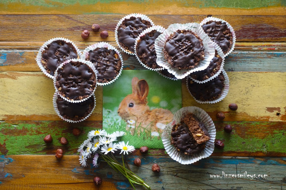 Mini-Sbrisolone, im Kleinformat, für Ostern, Osterhase, Pasqua, süßes Osternest, in Muffin-Formen gebacken, Muffin-Blech, Einzelportionen, Kekse, Cookies, biscotti, ricetta italiana, mit Haselnüssen und Schokolade, Schoko-Nuss, Nuss-Nougat, Kakao, con noccioline e cioccolato, Sbrisolona in Klein, Krümelkeks, norditalienisch backen, Mantova, brisà, Teigkrümel, einfach backen, EasyBaking, für Backanfänger*innen geeignet, Rezeptidee von Daniela Terenzi vom Food Blog #linzersmileys