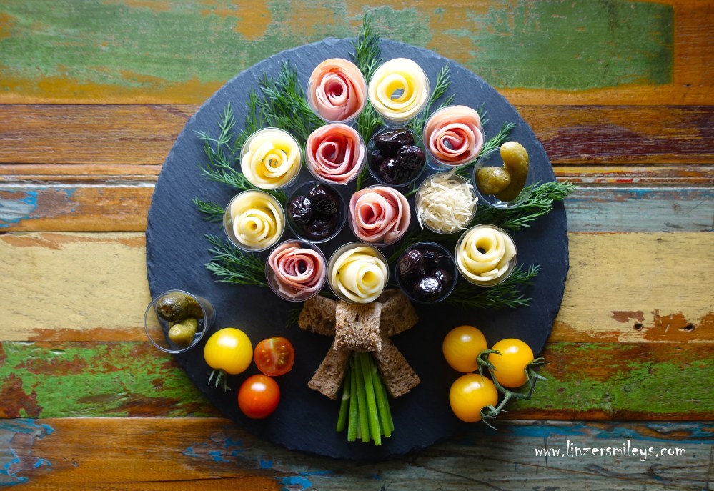 Snack-Bouquet, kalte Platte, essbarer Blumenstrauß, charcuterie bouquet, Snack-Rosen aus Schinken, Käse und Salami, kreativ, einfach, Party-Buffet, Geschenkideen aus meiner Küche, perfekt für Gäste, Weltfrauentag, Internationaler Tag der Frau, Goirnata internazionale della donna, 8 marzo, 8. März, Happy Women’s Day!
Kreation von Daniela Terenzi #linzersmileys