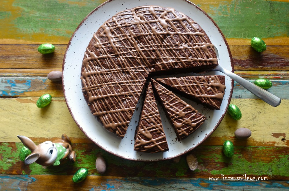 Schoko-Brownie, Brownies, aus österlichen Schokoresten, Zartbitterschoko, Milchschokolade, gefüllte Ostereier, mit Nougat, Haselnusscreme, Schoko-Osterhase,  Schmunzelhase, restlos genießen, backen, Resterlküche, Schokokuchen, saftig, fluffig, schokoladig, köstlich, Rezept von Daniela Terenzi, Food Blog #linzersmileys
