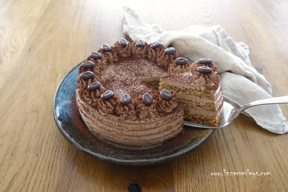 Nusstorte mit Kaffeecreme, Haselnüsse, Walnüsse, vegetarisch, mit Kaffeecreme, Buttercreme mit Pudding, Kakao, backen für den Muttertag, hübsch dekorieren, DIY-Geschenkidee, Geburtstagstorte, Süßes für besondere Anlässe, Rezept von Daniela Terenzi, Food Blog #linzersmileys 