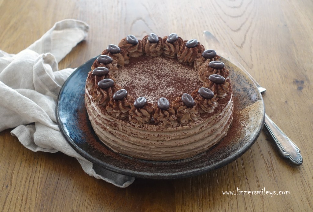 Nusstorte mit Kaffeecreme, Haselnüsse, Walnüsse, vegetarisch, mit Kaffeecreme, Buttercreme mit Pudding, Kakao, backen für den Muttertag, hübsch dekorieren, DIY-Geschenkidee, Geburtstagstorte, Süßes für besondere Anlässe, Rezept von Daniela Terenzi, Food Blog #linzersmileys 
