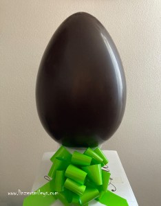 Riesen-Schoko-Osterei, Zartbitterschokolade, uovo al cioccolato fondente, Pasqua, Ostern auf Italienisch, aus Italien, Scorzè, Veneto, Venezia, Daniela Terenzi, Food Blog #linzersmileys