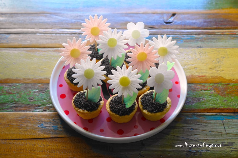 Blumentopf-Kekse, Flower Pot Cookies, süße Blumentöpfe aus Mürbteig, Keksteig, Kekse, Plätzchen, mit Nuss-Nougat-Creme und Keksbröseln, Oblaten-Blüten und Blätter, für den Muttertag, Weltfrauentag, Geburtstag, DIY, mit viel Liebe gebacken, vegetarisch, köstlich, Blickfang, süßer Eyecatcher, Rezeptidee von Daniela Terenzi #linzersmileys