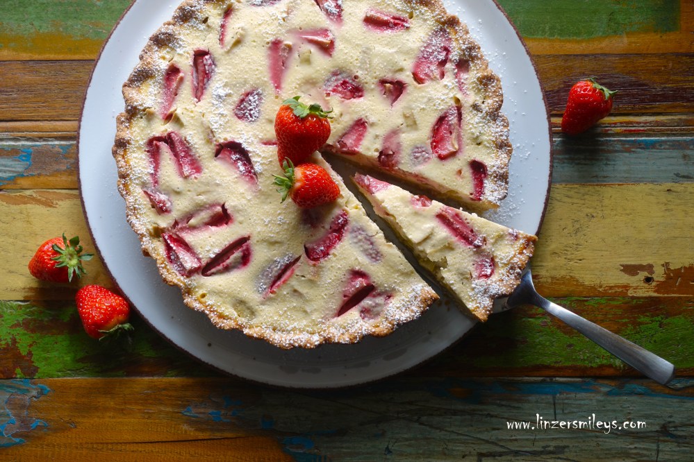 Erdbeer-Rhabarber-Tarte mit Topfenguss und Eierlikör, Quark-Guss, Skyr, Mandel-Mürbteig, Mürbeteig, pasta frolla, DIY, mit Liebe gemacht, österreichische Erdbeeren, Erdbeer-Saison, französisch inspiriert, sommerlich, frühlingshaft, backen, vegetarisch, zuckerreduziert, mit Birkenzucker, Rezept von Daniela Terenzi von #linzersmileys