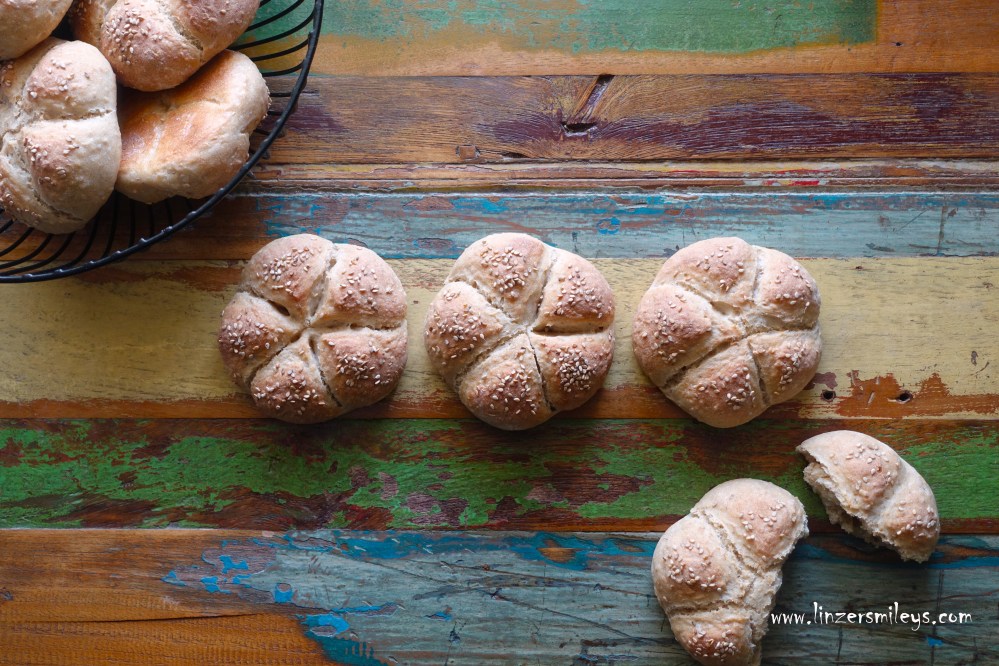 gestempelte Semmeln mit Hafer und Dinkel, mit Semmelstempel geformt, Kaisersemmeldrücker, gesund DIY Brötchen, mit Liebe gemacht, selbst gebacken, vegetarisch, mit Haferflocken, Zubereitungsidee von Daniela Terenzi vom Food Blog #linzersmileys