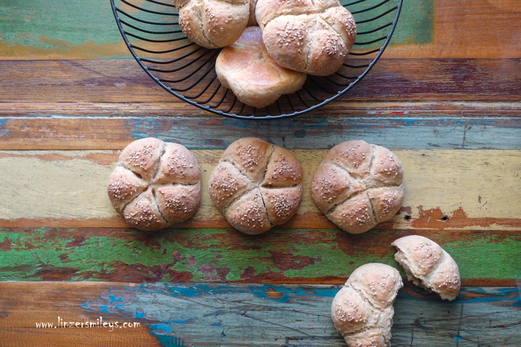 gestempelte Semmeln mit Hafer und Dinkel, mit Semmelstempel geformt, Kaisersemmeldrücker, gesund DIY Brötchen, mit Liebe gemacht, selbst gebacken, vegetarisch, mit Haferflocken, Zubereitungsidee von Daniela Terenzi vom Food Blog #linzersmileys