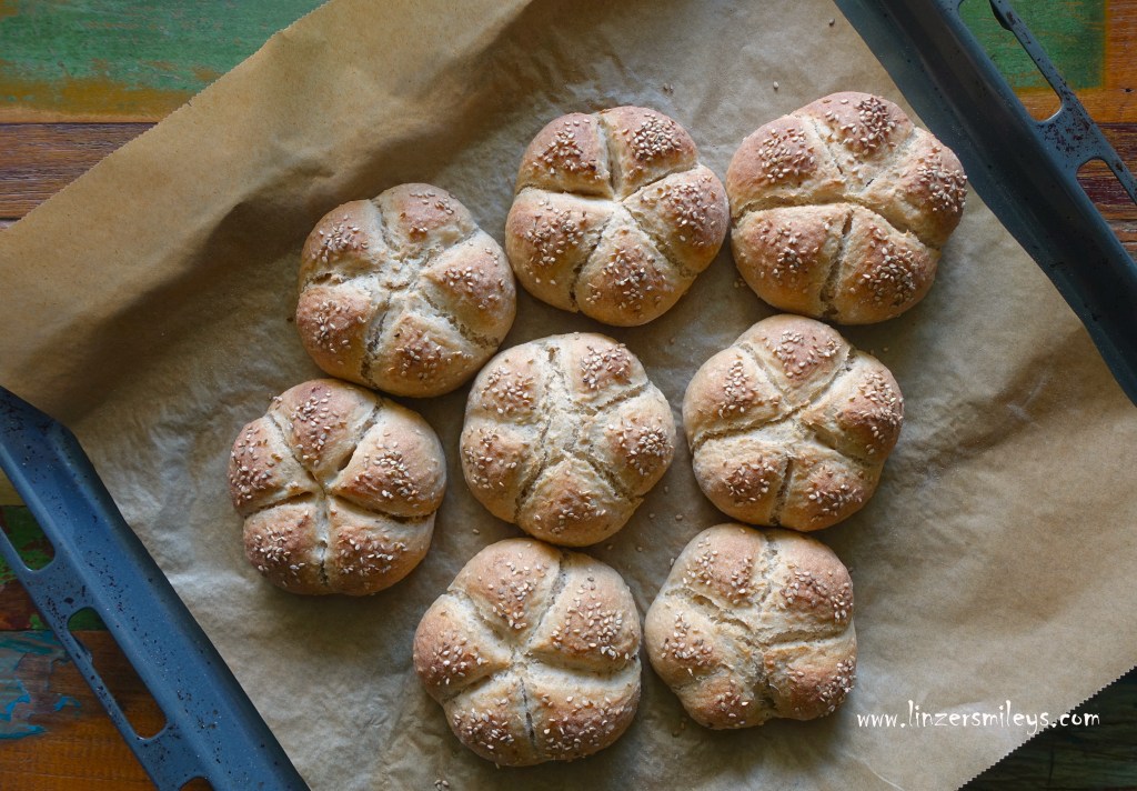 gestempelte Semmeln mit Hafer und Dinkel, mit Semmelstempel geformt, Kaisersemmeldrücker, gesund DIY Brötchen, mit Liebe gemacht, selbst gebacken, vegetarisch, mit Haferflocken, Zubereitungsidee von Daniela Terenzi vom Food Blog #linzersmileys