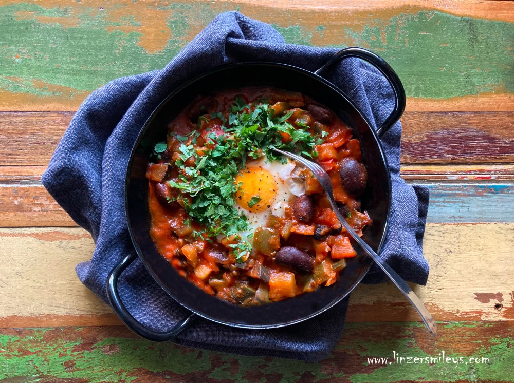 Shakshuka mit Sommergemüse und Käferbohnen, pochierte Eier in Tomatensoße, Tomaten, Paprika, Melanzani, Auberginen, Zucchini, Schakschuka, orientalisch kochen, nordafrikanisch, levantinisch, Frühstück, vegetarisch, proteinreich, köstlich, Daniela Terenzi #linzersmileys
