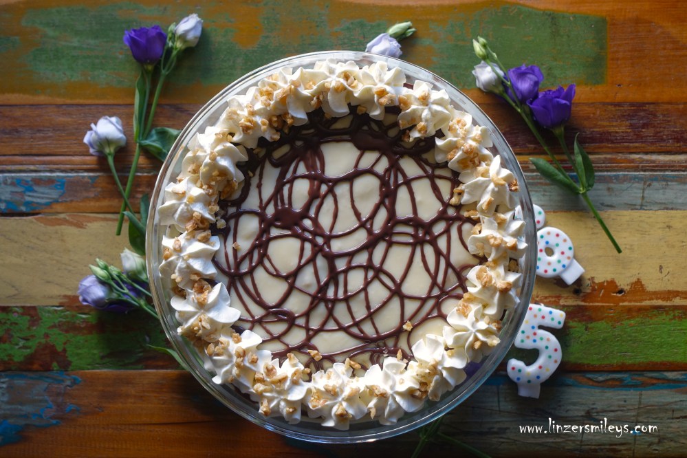 Trifle, englisches Schichtdessert, Löffel für Löffel ein Genuss, Somlauer Nockerl, Somlói Galuska, ungarisch, burgenländisch, superköstlich, lecker, erfrischend, aus dem Kühlschrank, saftig, cremig, Augenweide, Eyecatcher, mit Gugelhupf, hell und dunkel, Vanillepudding, Rumrosinen, Rosetten, Ganache, Schokosoße, Walnüsse, zum Geburtstag, Lieblingskuchen, Rezeptidee von Daniela Terenzi vom Food Blog #linzersmileys