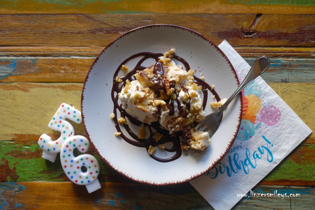 Trifle, englisches Schichtdessert, Löffel für Löffel ein Genuss, Somlauer Nockerl, Somlói Galuska, ungarisch, burgenländisch, superköstlich, lecker, erfrischend, aus dem Kühlschrank, saftig, cremig, Augenweide, Eyecatcher, mit Gugelhupf, hell und dunkel, Vanillepudding, Rumrosinen, Rosetten, Ganache, Schokosoße, Walnüsse, zum Geburtstag, Lieblingskuchen, Rezeptidee von Daniela Terenzi vom Food Blog #linzersmileys