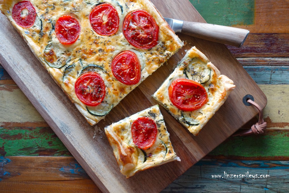 Zucchini-Tomaten-Quiche, mit Blätterteigboden, sommerlich, Sommergemüse, gebratene Zucchini mit Zwiebeln, Tomaten, Thymian, französisch inspiriert, Sommerküche, kalt serviert, torta salata, perfekt für heiße Sommertage, vegetarisch, mit Käse, Quiche oder Tarte? Rezept von Daniela Terenzi vom Food Bog #linzersmileys