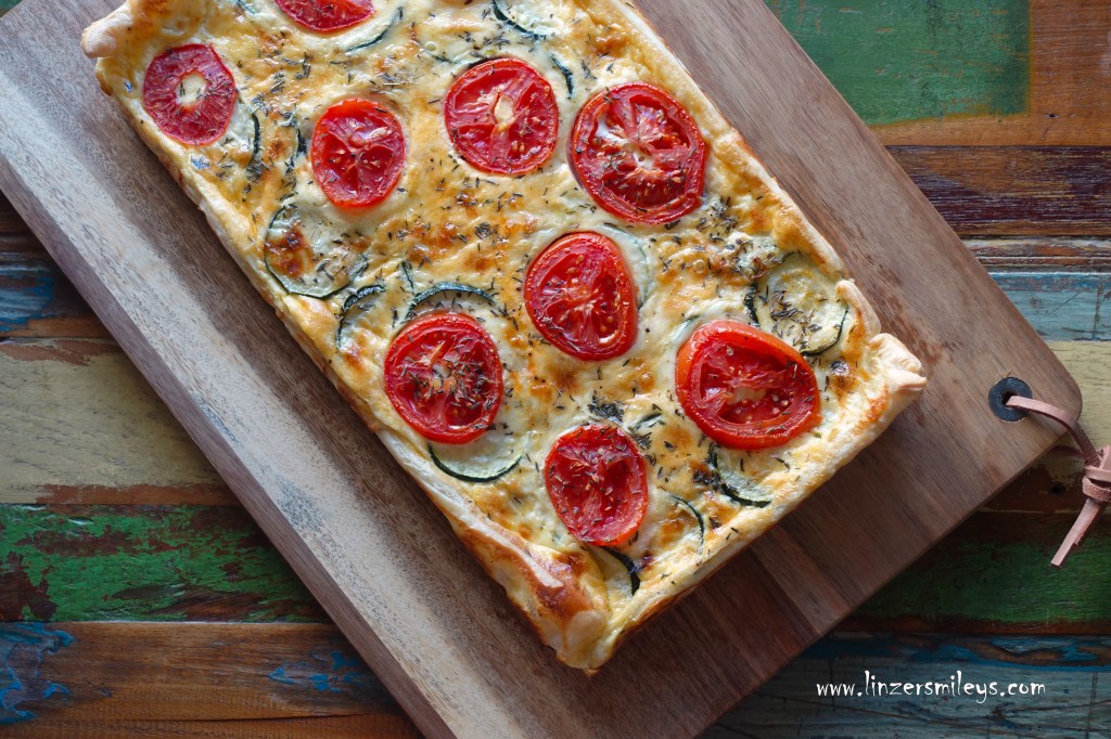 Zucchini-Tomaten-Quiche, mit Blätterteigboden, sommerlich, Sommergemüse, gebratene Zucchini mit Zwiebeln, Tomaten, Thymian, französisch inspiriert, Sommerküche, kalt serviert, torta salata, perfekt für heiße Sommertage, vegetarisch, mit Käse, Quiche oder Tarte? Rezept von Daniela Terenzi vom Food Bog #linzersmileys
