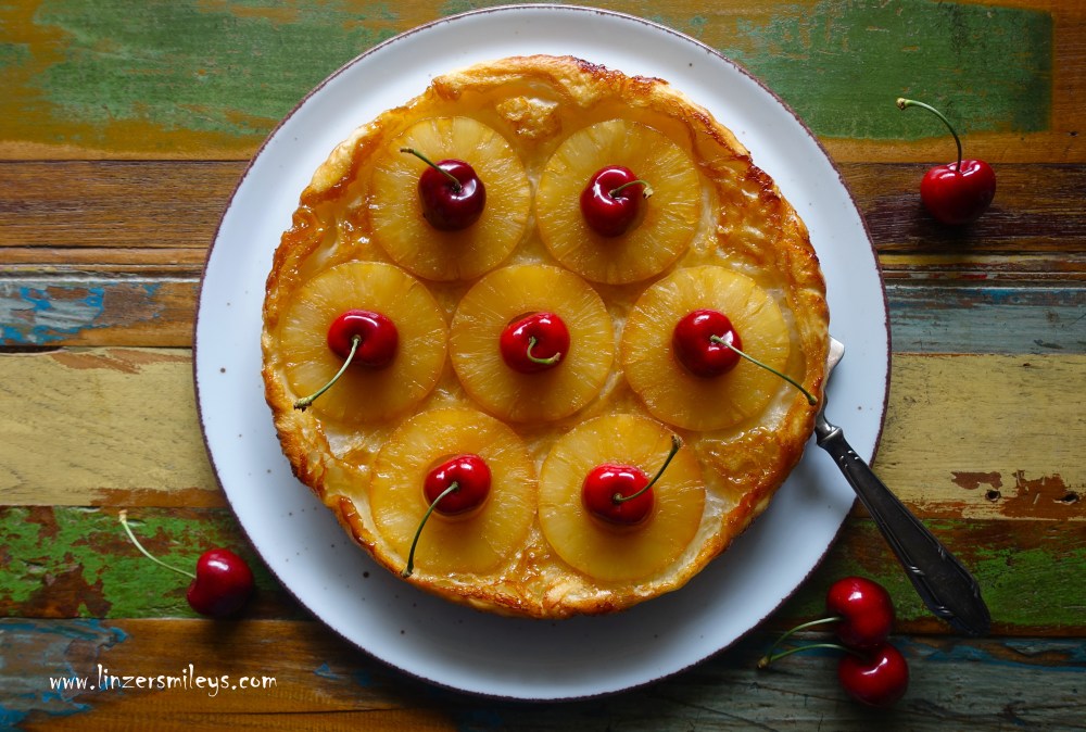 Tarte Tatin, umgedrehte Torte, mit Ananas und Kirschen, Herzkirschen, Blätterteig, Karamell, Dosenobst, frisches Obst, Sirup, Butter, vegetarisch, einfach zu veganisieren, Vatertag, Happy Father's Day, backen, französisch inspiriert, köstlich, lecker, einfach, knusprig, Daniela Terenzi #linzersmileys