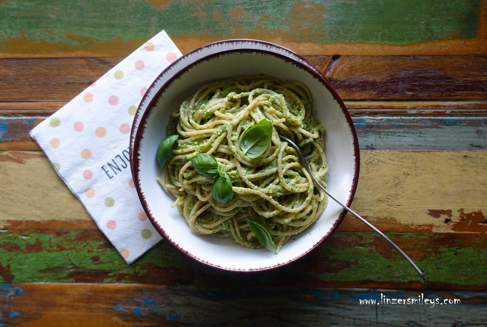 Spaghetti con pesto di zucchine, Zucchini-Pesto, Sommergericht, Zucchini aus dem Gemüsegarten, heimisches Gemüse, Sommergemüse, italienisch kochen, rohe Zucchini essen, Sommerküche, Daniela Terenzi #linzersmileys