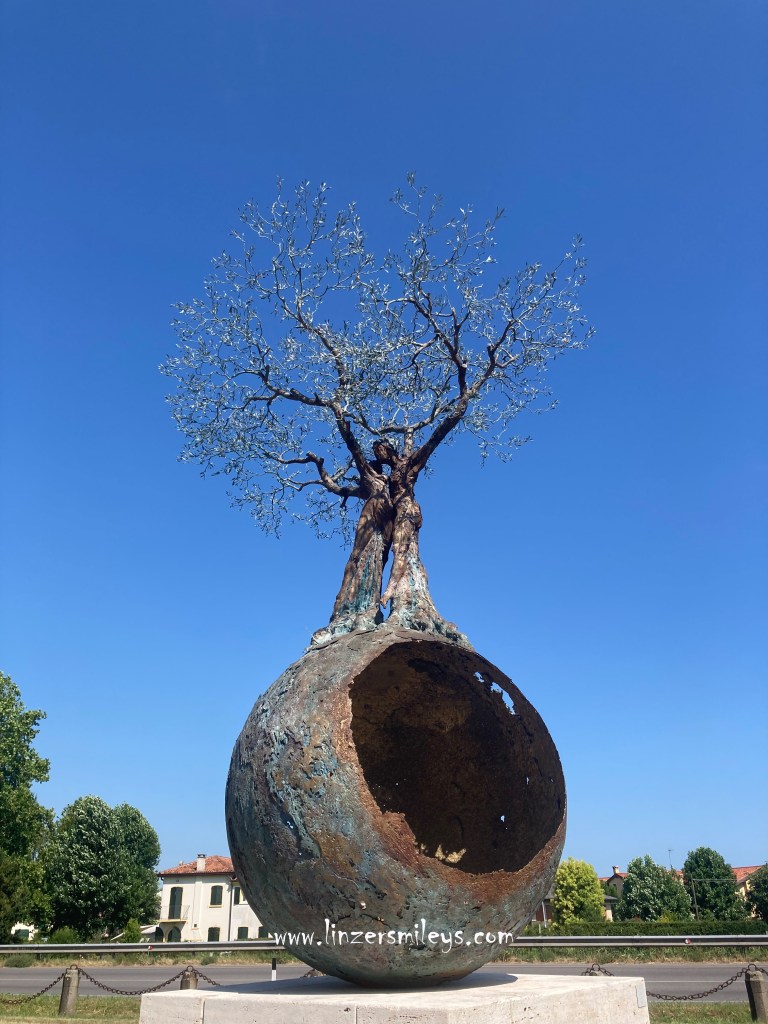 Ápeiron Skulptur aus Bronze von Andrea Roggi aus dem Jahr 2022, zu sehen vor dem "Museo Nazionale Villa Pisani" in Stra (Venetien), Kunstwerk, Baum, unendliche Liebe, unbestimmt, unbegrenzt, Foto von Daniela Terenzi, Food Bloggerin, Mediendesignerin #linzersmileys