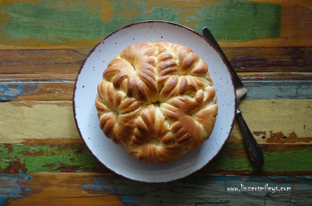 blumiges Milchbrot mit Schokostücken, Choco-Chunks, Schoko-Chunks, Brioche, in Blumenform, Hefeteig, flauschig, weich, mit Obers, Sahne, ohne Butter, Fransenbrioche, Frühstück à la française, französisch frühstücken, Daniela Terenzi, #linzersmileys