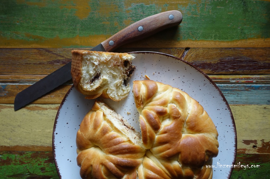blumiges Milchbrot mit Schokostücken, Choco-Chunks, Schoko-Chunks, Brioche, in Blumenform, Hefeteig, flauschig, weich, mit Obers, Sahne, ohne Butter, Fransenbrioche, Frühstück à la française, französisch frühstücken, Daniela Terenzi, #linzersmileys