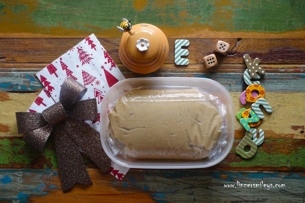 Lagerteig, Grundteig für Lebkuchen, aromatisch, bekömmlich, Weihnachten, Advent, backen, Gewürze, Lebkuchenduft, Pfefferkuchen, Honigkuchen, Lebzelten, pan speziato, Zimt, Nelke, Kardamom, vegetarisch, mit Honig, österreichischer Bienenhonig, con miele, honey, Fotoprojekt 2026, Würfelspiel, E wie Experiment, Backexperiment von Daniela Terenzi vom Foodblog #linzersmileys