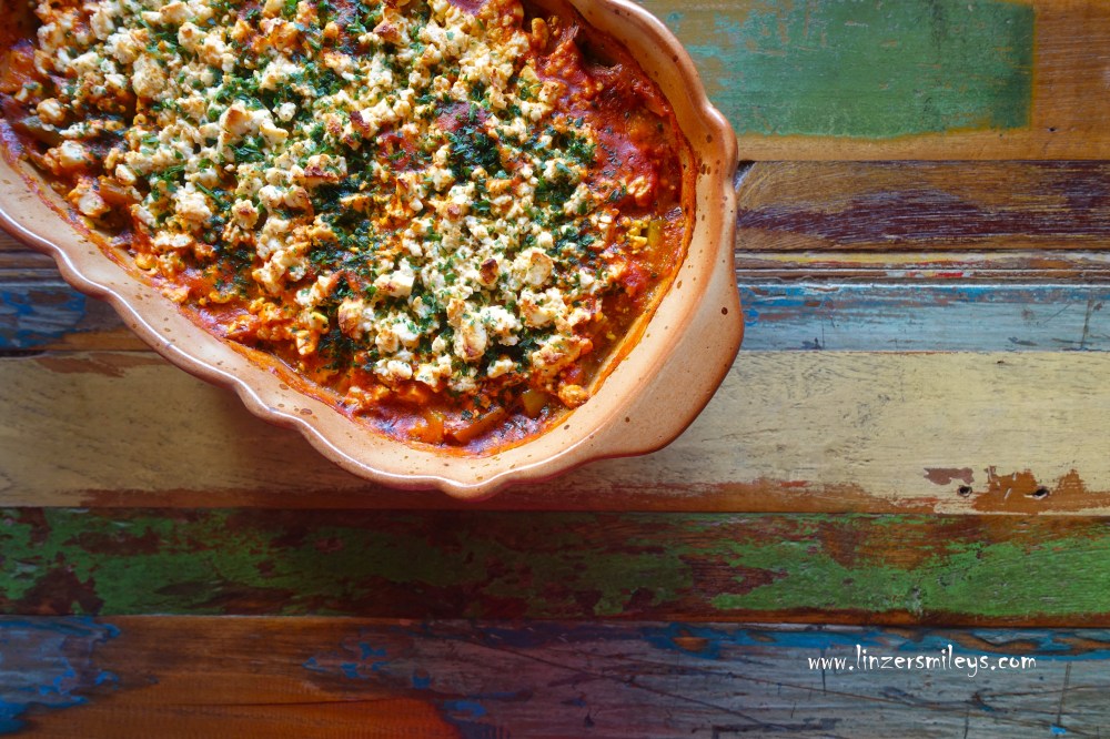 mediterran kochen, Gemüseauflauf, Gemüseeintopf, mit Käse überbacken, Sommergemüse, Salzlakenkäse, Feta, Hirtenkäse, Paprika, Zucchini, Tomaten, Kartoffeln, vegetarisch, Ofengericht, sommerlich, Urlaub auf dem Teller, Rezept von Daniela Terenzi vom Food Blog #linzersmileys
