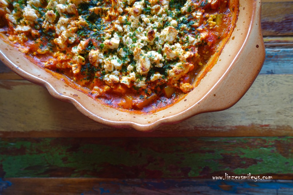 mediterran kochen, Gemüseauflauf, Gemüseeintopf, mit Käse überbacken, Sommergemüse, Salzlakenkäse, Feta, Hirtenkäse, Paprika, Zucchini, Tomaten, Kartoffeln, vegetarisch, Ofengericht, sommerlich, Urlaub auf dem Teller, Rezept von Daniela Terenzi vom Food Blog #linzersmileys