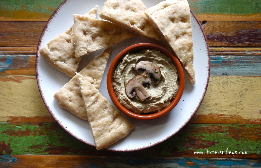Umami, Champignon-Aufstrich, Pilzaufstrich, Schwammerl, köstlich aufs Brot, intensiv würzig, fleischig, aber ohne Fleisch, vollmundig, die sechste Geschmacksrichtung, vegetarisch, mit Skyr, Topfen Quark, Frischkäse, Sojasoße, Currypulver, cremig püriert, perfekt fürs Party-Buffet, Antipasto, Daniela Terenzi #linzersmileys