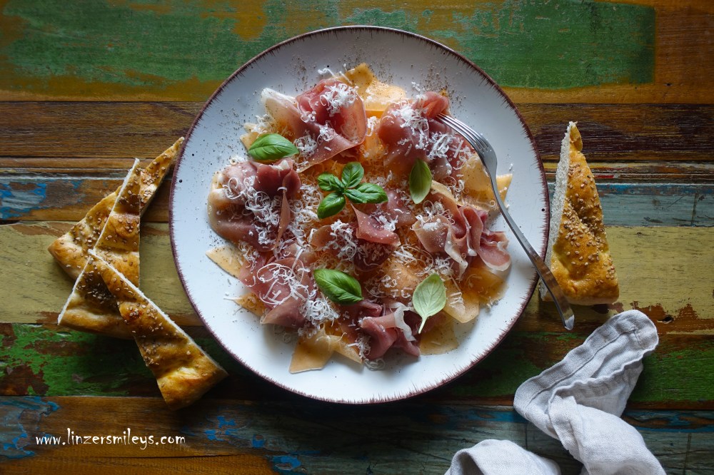 Prosciutto e melone, ricetta rivisitata, Gourmet, Rohschinken mit Melone, Zuckermelone, orangefleischig, Antipasto italiano, Vorspeisen-Klassiker, italienisch kochen, Sommerküche aus Italien, heiß begehrt an heißen Tagen, gästetauglich, Melonen-Carpaccio, fesch, chic, schick, kunstvoll drapiert, Foto von Daniela Terenzi, Food Blog #linzersmileys